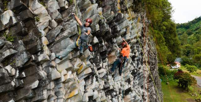 People doing rock climbing at Los Ladrillos, Boquete Chiriqui Province, Panamá