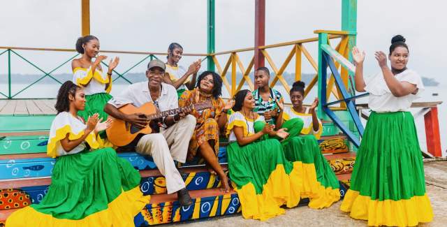 Grupo local celebrando con música y danza afroantillana en Bocas del Toro, Panamá