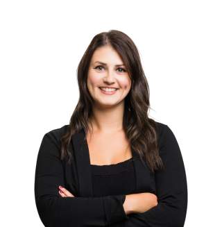 Dayna Cantelmi Headshot with city background