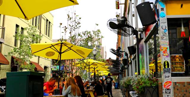 Sidewalk view of LoDa