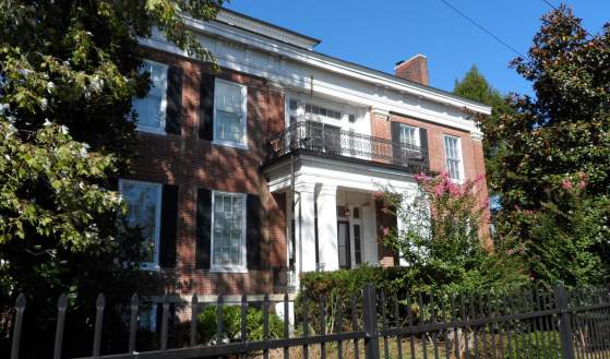 Bourbon Manor Bed & Breakfast Inn