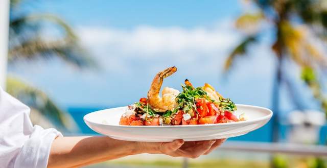Green salad with grilled shrimp