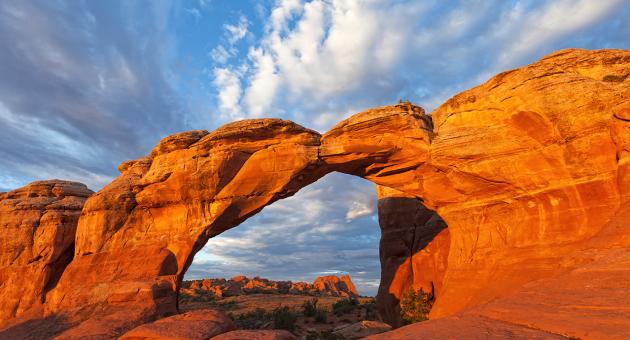 Clouds-at-Sunrise-Over-Broken-Arch