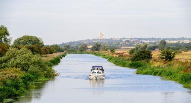 Boston Belle tour boat travelling down the river witham