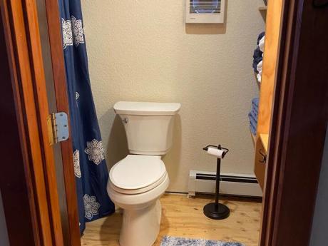 Lazy Husky Cabin Bathroom