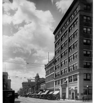 Landing After Hours - Bonnie and Clyde: Thirteen Days in Joplin, Missouri