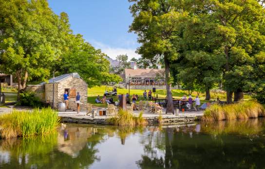 Live music and outdoor dining at Smithy's Smokehouse, Millbrook