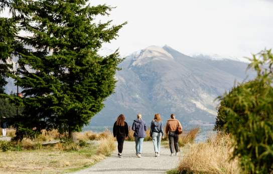 Photo of a group of people walking on the Queenstown Gardens trail
