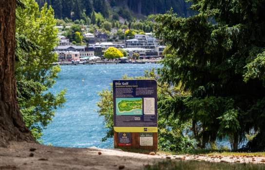 A landscape image of disc golf course in the Queenstown Gardens
