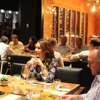 grupo de personas cenando en el restaurante de autor manta, en cabo san lucas