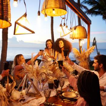 fotografía de mujeres lesbianas casándose frente al mar