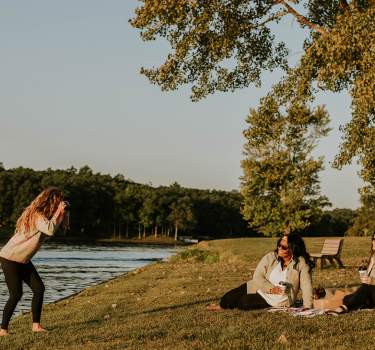 Girls having a picnic photoshoot at Lake Sara
