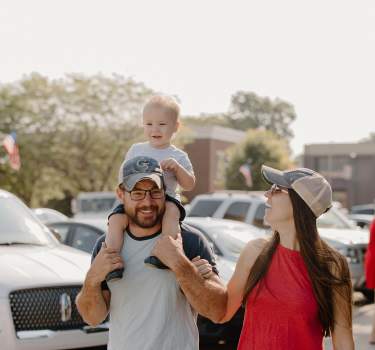 Family walking around the Courthouse square at the Effingham Farmers Market