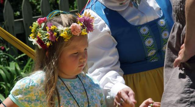 Midsommar - woman and girl crafting