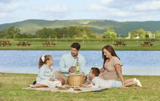 Family picnic at Oakover Grounds | Swan Valley