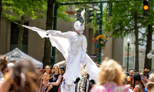 Festival International Stilt Walker