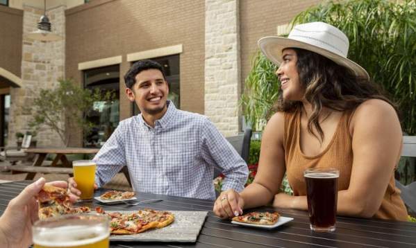 friends eating pizza