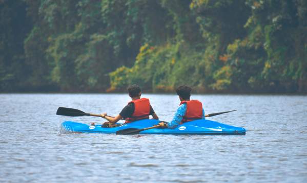 2 people Kayaking