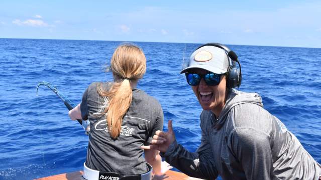 twat-fishing-girls-offshore