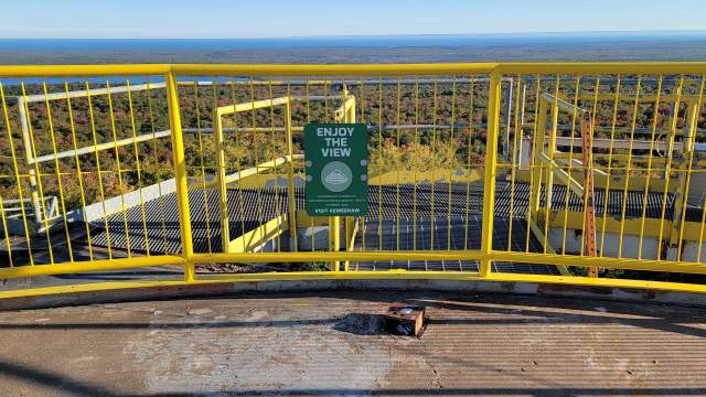 safety railing on the edge of a tall platorm