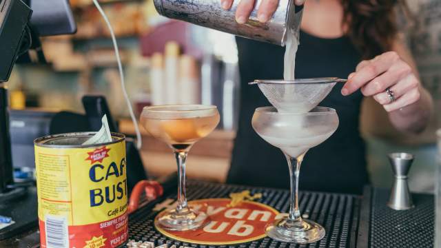 Making Daiquiris - El Libre