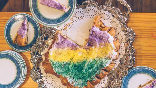 Dong Phuong Pecan Filled King Cake
