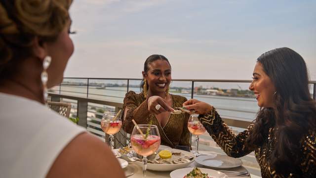 Balcony Dining - Chemin a la Mer