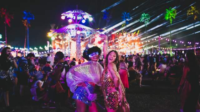Two girls meet up at EDC