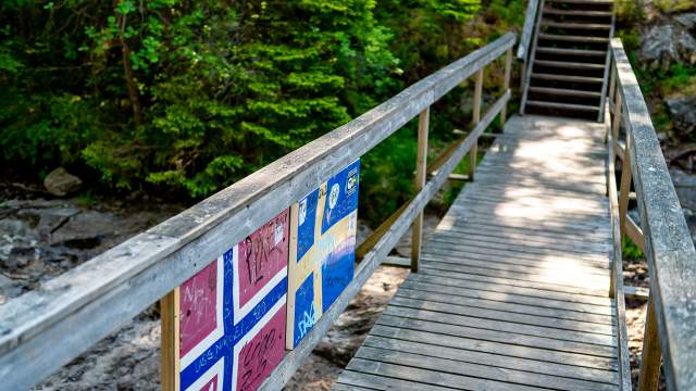 En bro over en bekk som markerer riksgrensen mellom Norge og Sverige på Elgåfoss.