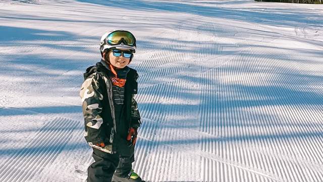 Smilede barn som står på slalom. Foto.