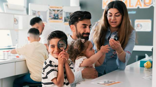 Familie med to barn prøver seg på Krimlab.