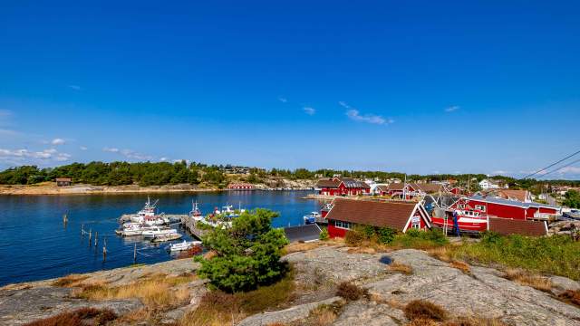Havna i Engelsviken med sjøhus og båtliv