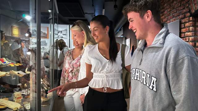 Tre ungdommer utforsker utstillingen på Halden Museum Fayreggården