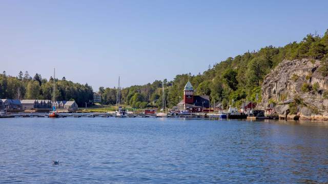 Bilde tatt fra sjøsiden og inn mot seilerkroa på Hankø