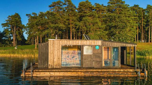 Flytebadstuen Sauna Aurora sett fra Tunevannet i Sarpsborg. Foto.