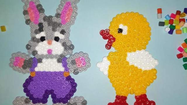 En kanin og en kylling perlet i perler