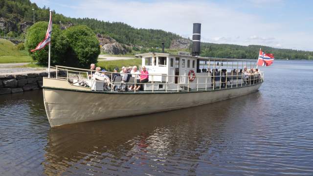 Dampbåten Engebret Soot på vei inn i slusene
