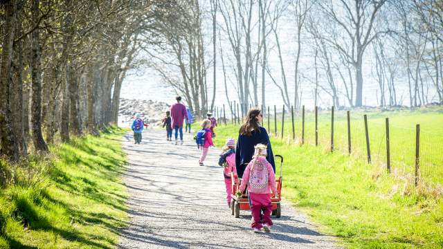 Gåtur på Alby en vårdag med barn