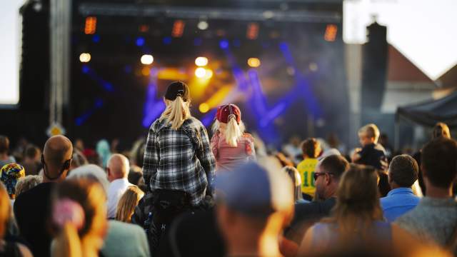 Barn som sitter på skuldre under konsert