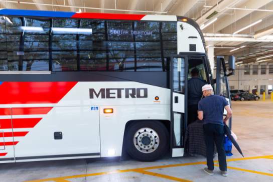 La ruta 500 IAH Downtown Direct de METRO desde la Terminal E