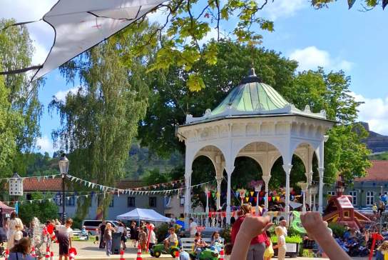 Barn som flyr drage i Busterudparken