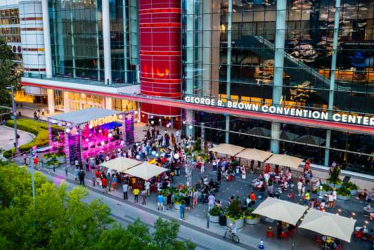 Party on the Plaza: Una Noche de Música y Diversión