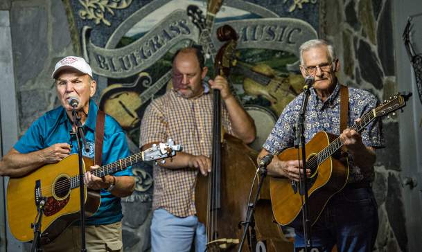 Live Music at Everett's Music Barn