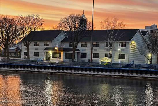 Harbor Winds Hotel & Lounge