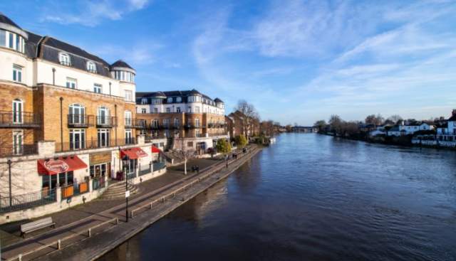 Staines-upon-Thames – Bridges, Bronze, and Big Brands