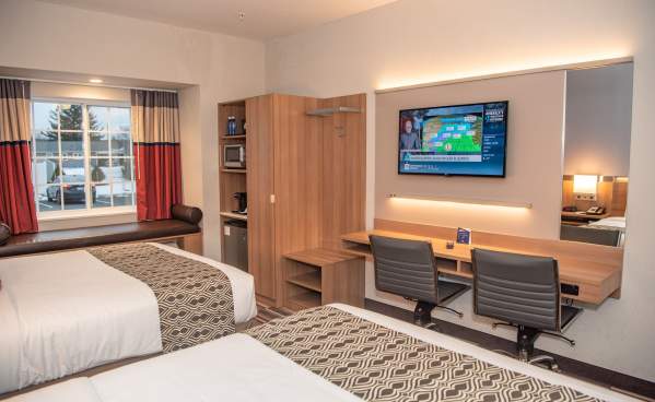 Double room at the Mictrotel Inn & Suites in Carlisle