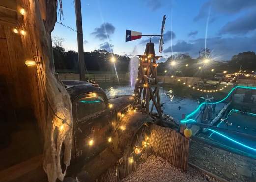 Crossroads inside / Karaoke outside