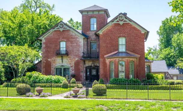 Bentonville’s Gilded Age: A Self-Guide Tour of Italianate Architecture