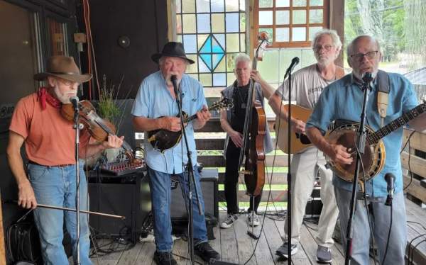 RESCHEDULED Lakefront Concert - HILLTOWN RAMBLERS