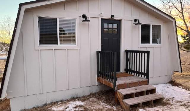 A vacation rental cabin in Cheyenne, WY